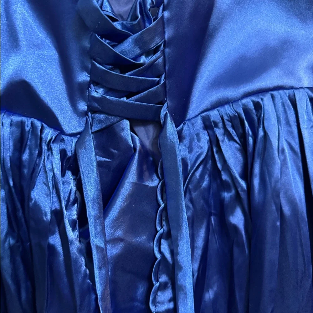 Elegant Blue Dress with Red Accent - Picture 8 of 9